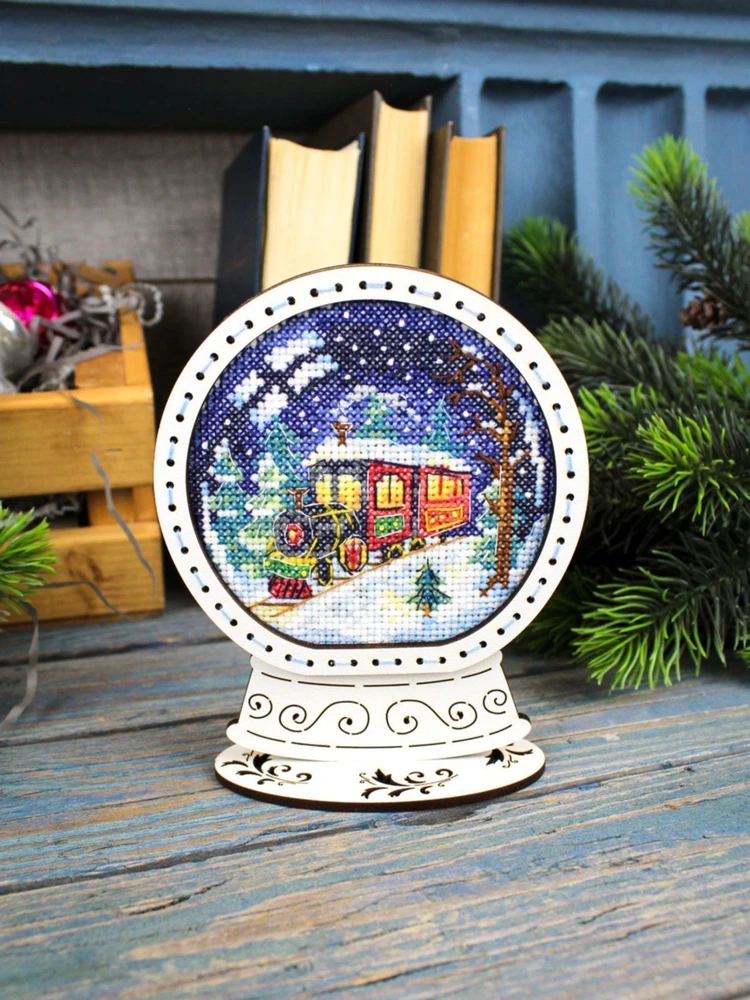 MP Studia Siuvinėjimo kryželiu rinkinys „Sniego gaublys. Žiemos traukinys“ 14x11x5 cm