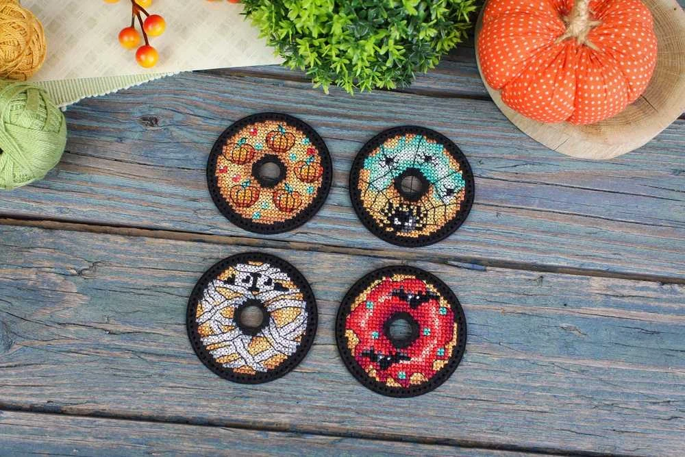 MP Studia Siuvinėjimo kryželiu rinkinys „Helovino spurgos“ 6×6 cm: ženkliukai, magnetai
