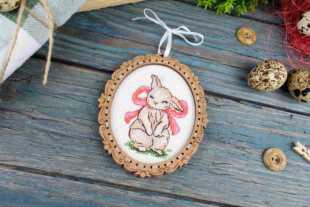 MP Studia Siuvinėjimo rinkinys ant medinio pagrindo – mielas zuikutis su kaspinu 10×9 cm