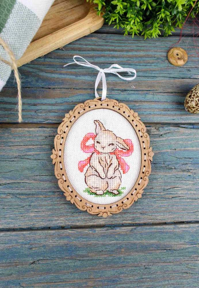 MP Studia Siuvinėjimo rinkinys ant medinio pagrindo – mielas zuikutis su kaspinu 10×9 cm