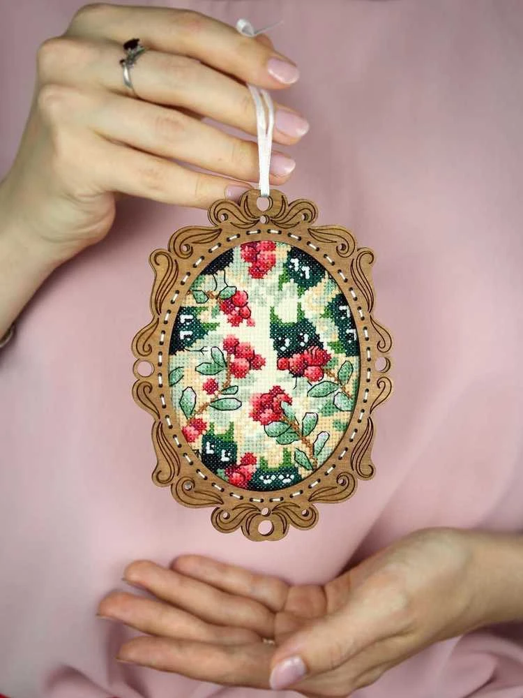 MP Studia Siuvinėjimo rinkinys kryželiu ant medžio „Bruknių miškas“ 14×10 cm