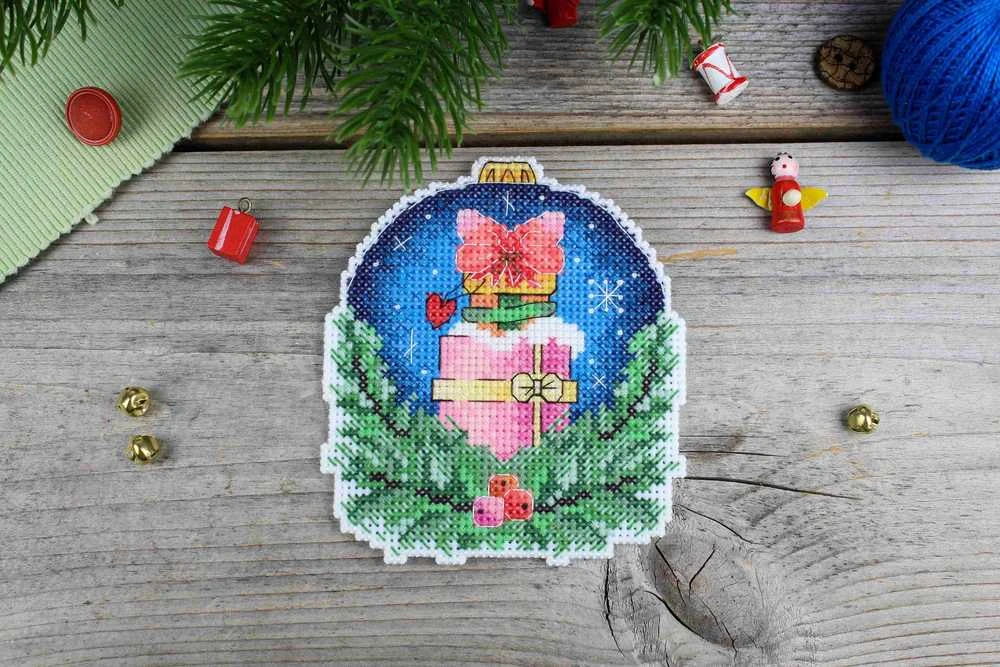 MP Studia Siuvinėjimo rinkinys kryželiu: kalėdinis burbulas su voverėle, 10×9 cm