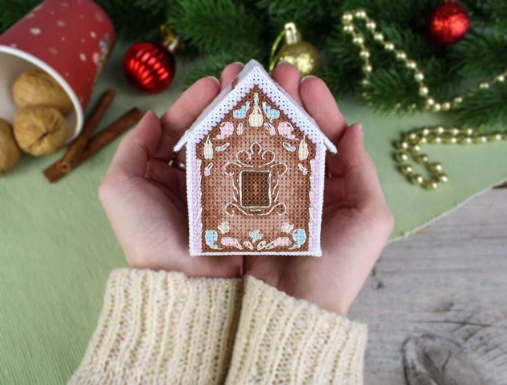 MP Studia Šventinis 3D meduolinis namelis – kryželiu siuvinėjimo rinkinys, 6×8×6 cm