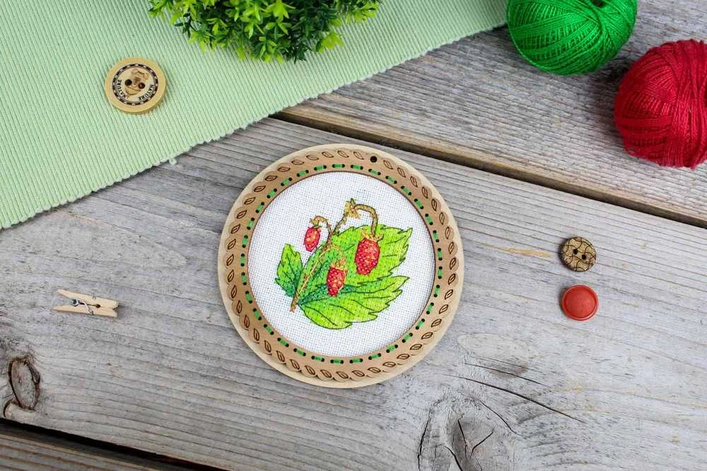 MP Studia Žavinga miniatiūra – siuvinėjimas kryželiu ant medžio: braškės 10x10 cm