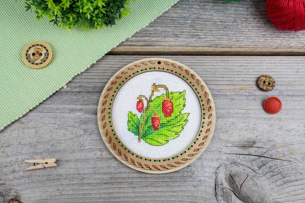 MP Studia Žavinga miniatiūra – siuvinėjimas kryželiu ant medžio: braškės 10x10 cm