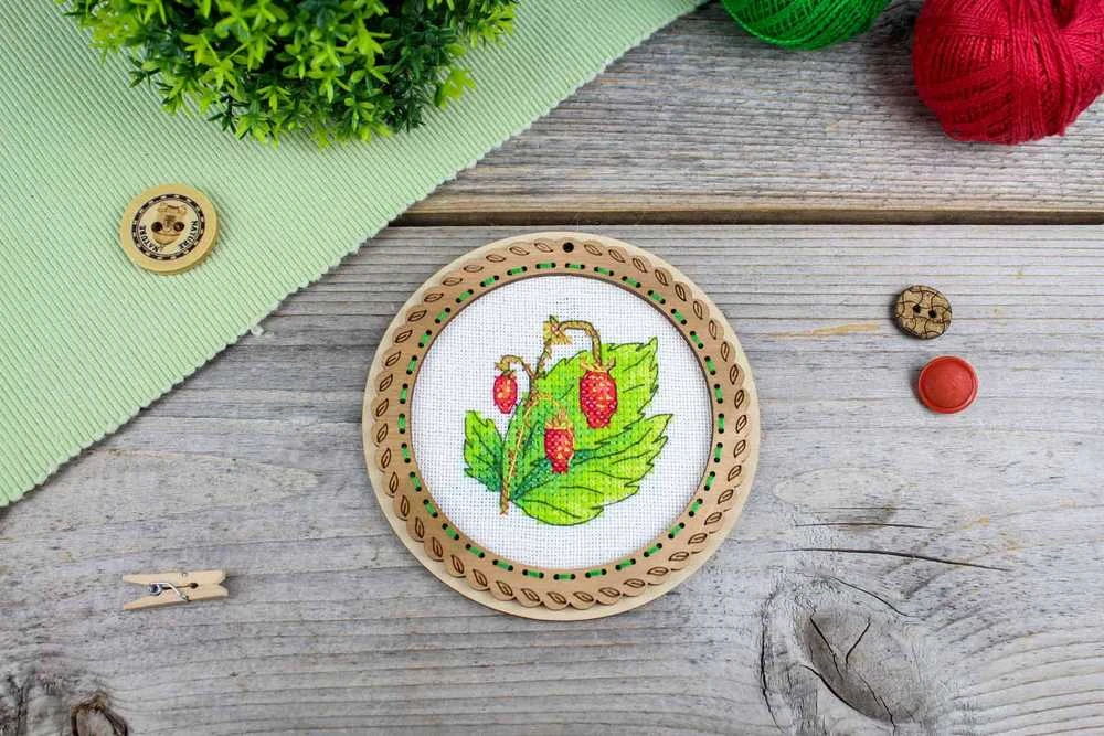 MP Studia Žavinga miniatiūra – siuvinėjimas kryželiu ant medžio: braškės 10x10 cm