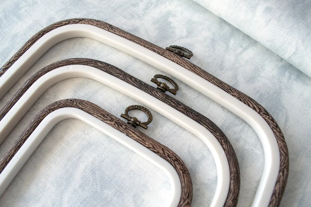 Nurge Flexi Hoop kvadratinis siuvinėjimo lankelis 12,5×14,5 cm tamsiai rudas