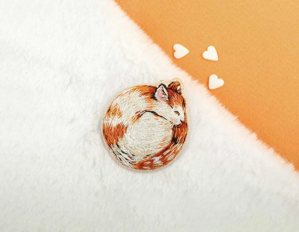 Panna Klart Žavingas siuvinėjimo kryželiu rinkinys sagės „Mieganti katė“, 4,5×4,5 cm