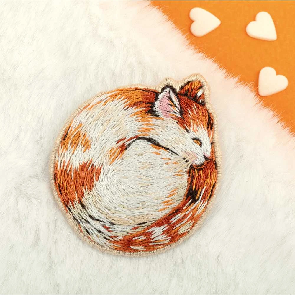 Panna Klart Žavingas siuvinėjimo kryželiu rinkinys sagės „Mieganti katė“, 4,5×4,5 cm