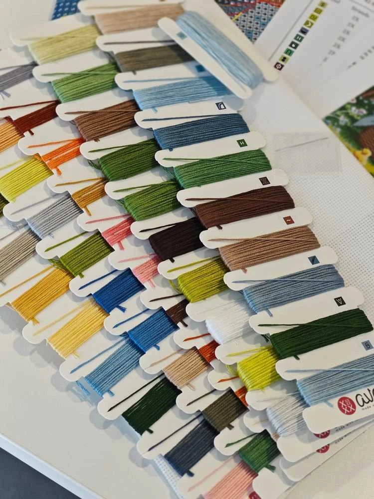 Pavasaris sodyboje – kryželių siuvinėjimo rinkinys AVA Stitch