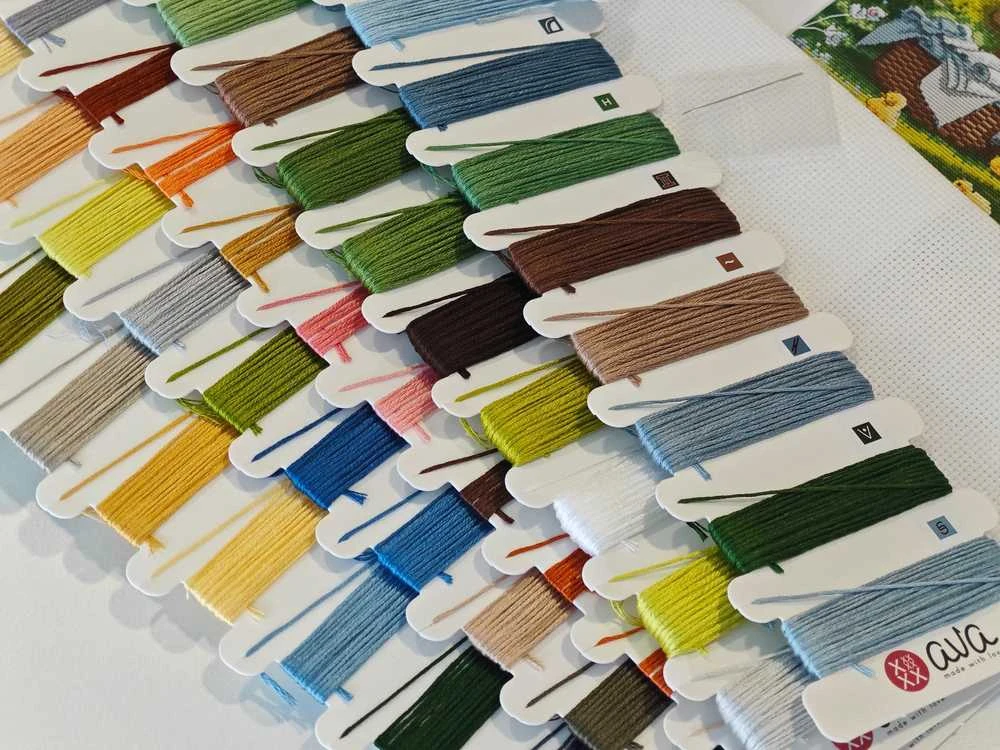 Pavasaris sodyboje – kryželių siuvinėjimo rinkinys AVA Stitch