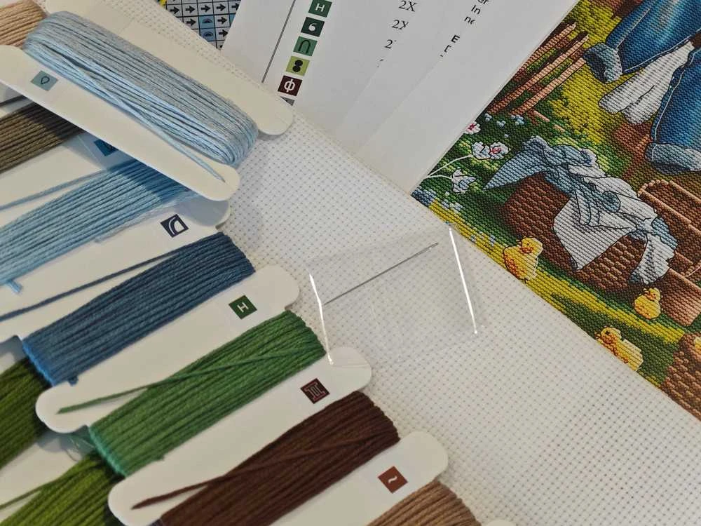 Pavasaris sodyboje – kryželių siuvinėjimo rinkinys AVA Stitch