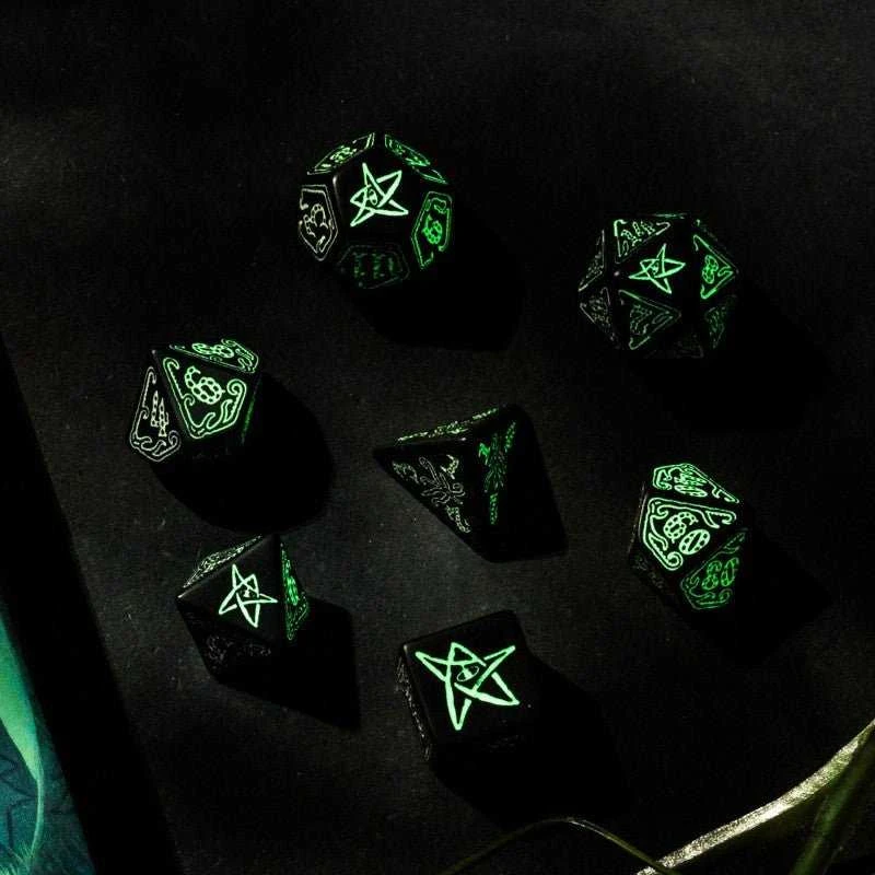 Q Workshop Call Of Cthulhu Kauliukų Rinkinys Juodos Ir Fluorescencinės Spalvos