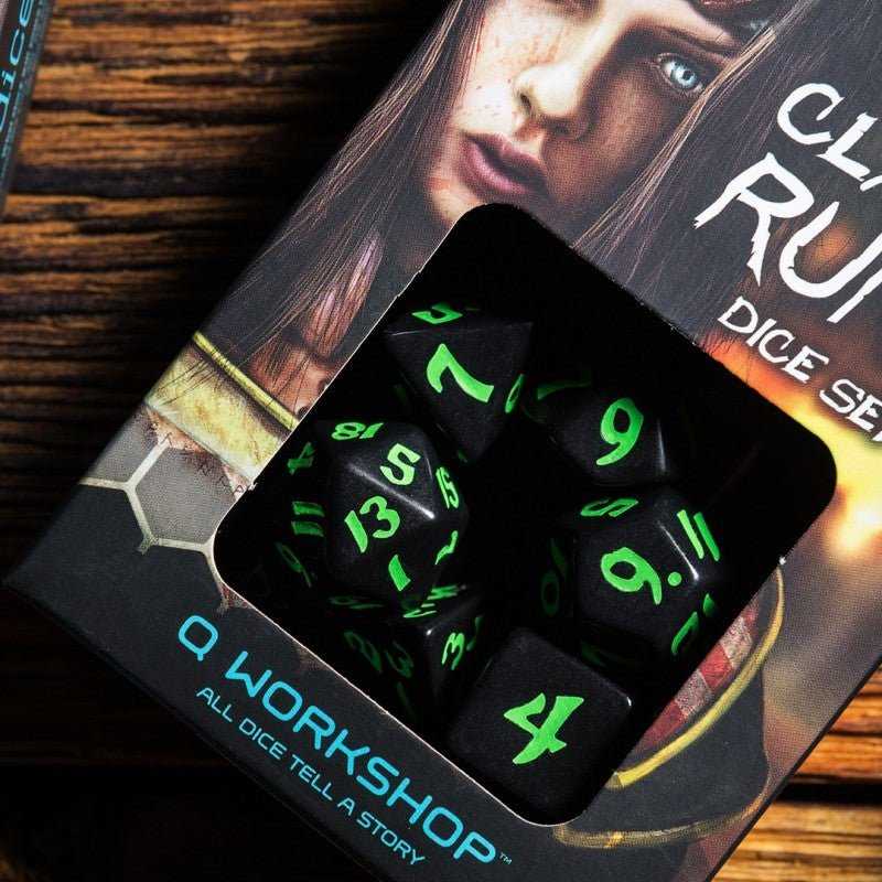 Q Workshop Classic Runic Kauliukų Rinkinys Juodos Ir Žalios Spalvos