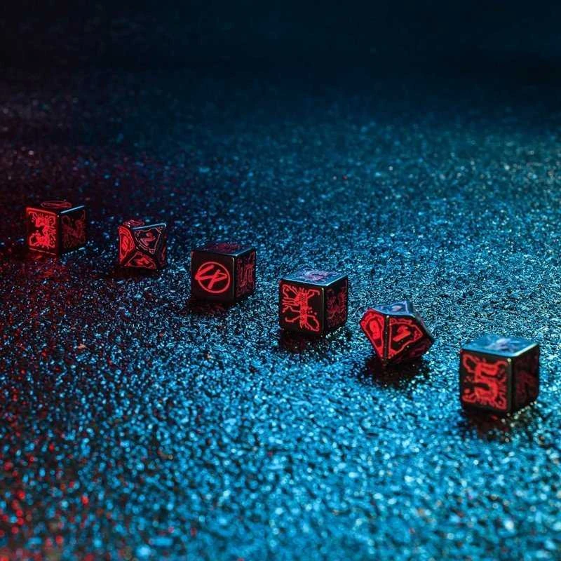 Q Workshop Cyberpunk Raudona Essential Kauliukų Rinkinys Juodos Ir Raudonos Spalvos