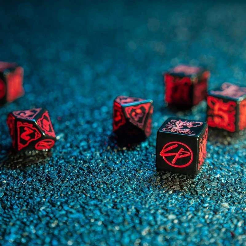 Q Workshop Cyberpunk Raudona Essential Kauliukų Rinkinys Juodos Ir Raudonos Spalvos