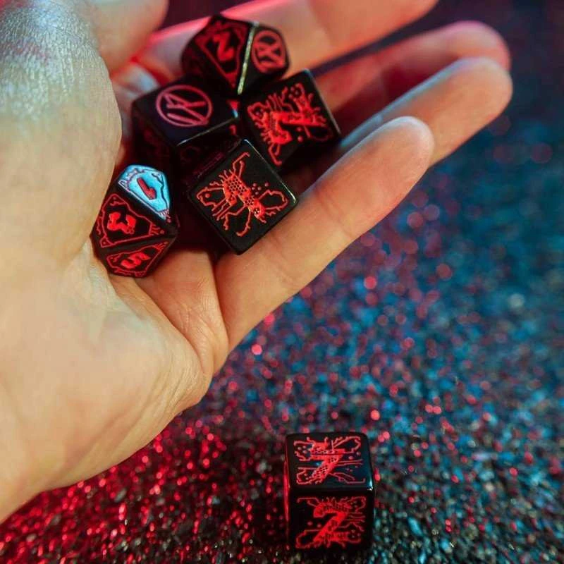 Q Workshop Cyberpunk Raudona Essential Kauliukų Rinkinys Juodos Ir Raudonos Spalvos