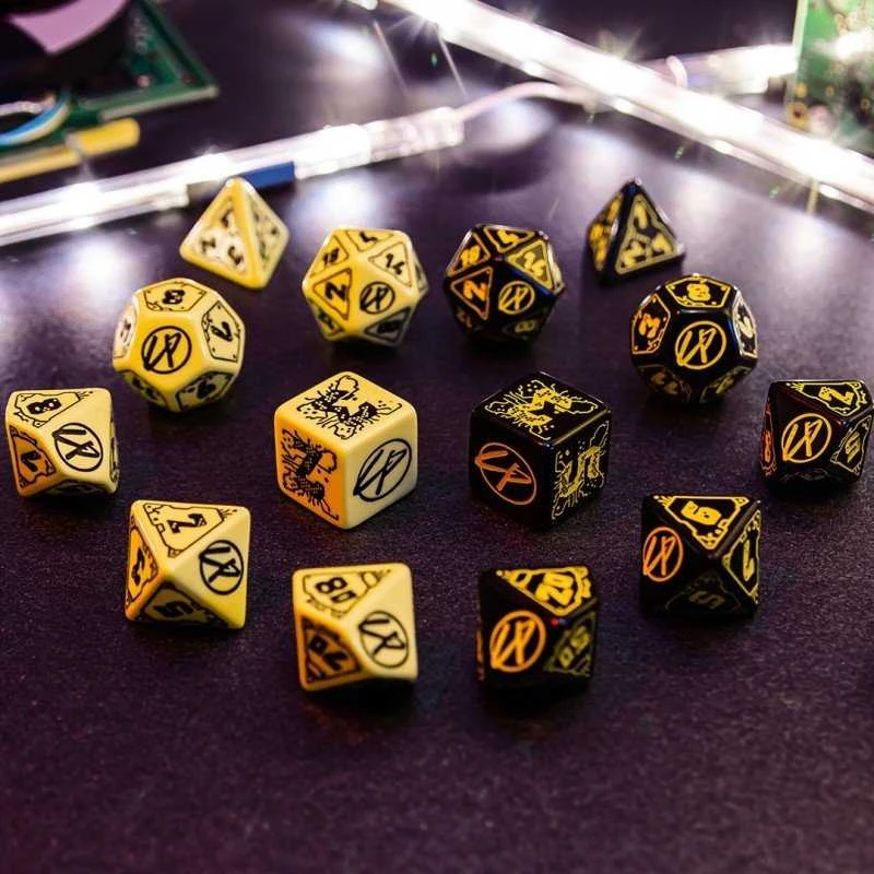 Dėlionė Q Workshop Cyberpunk Raudona Rpg Kauliukų Rinkinys Juodos Ir Geltonos Spalvos