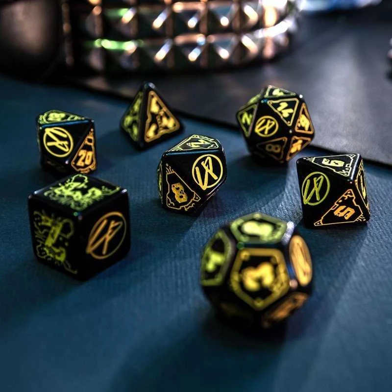 Dėlionė Q Workshop Cyberpunk Raudona Rpg Kauliukų Rinkinys Juodos Ir Geltonos Spalvos