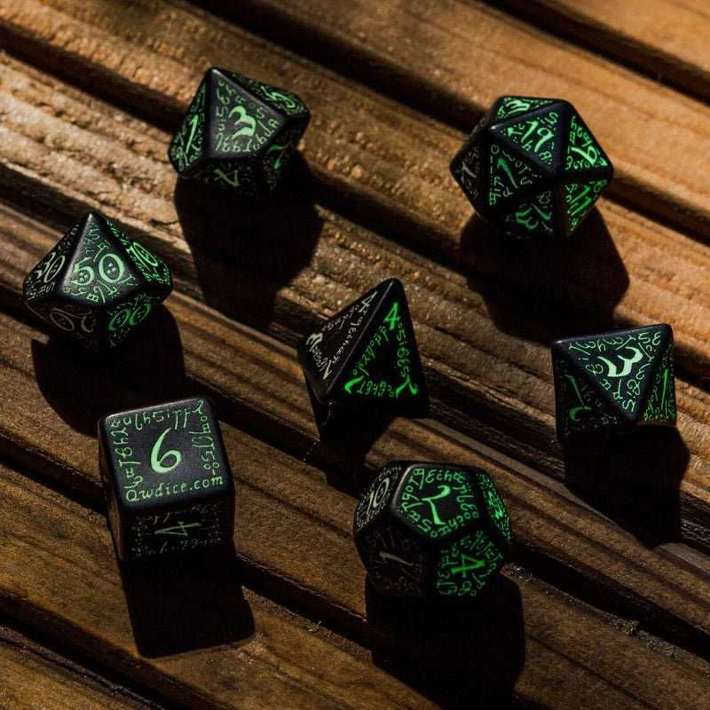 Q Workshop Kauliukų Rinkinys Elvish Juodos Ir Fluorescencinės Spalvos Šviečia Tamsoje