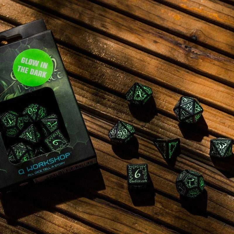 Q Workshop Kauliukų Rinkinys Elvish Juodos Ir Fluorescencinės Spalvos Šviečia Tamsoje