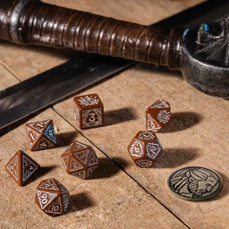 Q Workshop The Witcher kauliukų rinkinys. Geraltas – Roach kompanionas