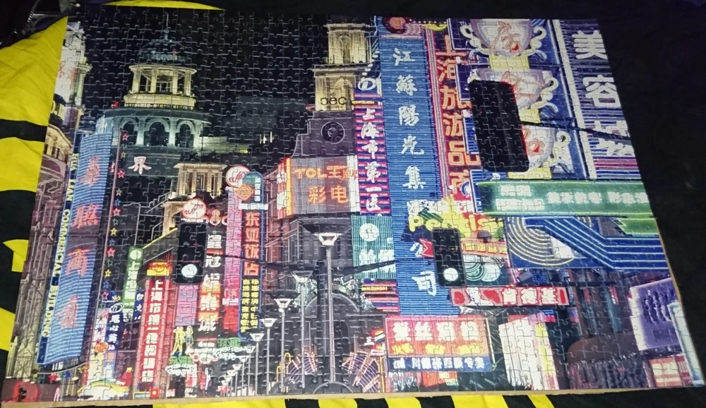 Ravensburger šviečianti dėlionė „Šanchajaus neoninės reklamos“, 1000 det.