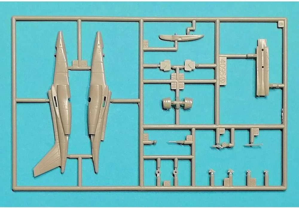 Revell Alpha Jet 50-mečio rinkinys (3 vnt.), 1:144 plastikinis modelis 03810