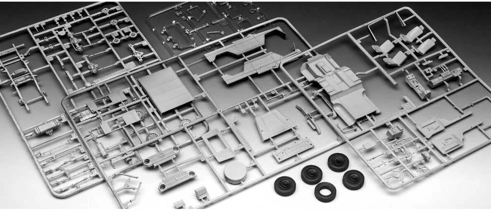 Revell Mercedes-Benz Wolf 1/35 surenkamas modelis dovanų rinkinys