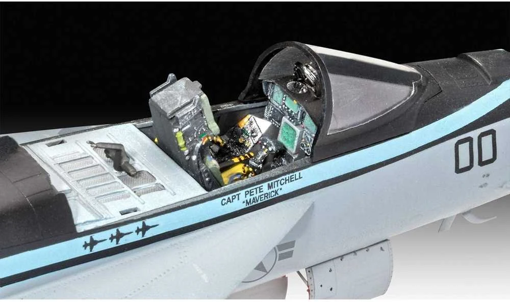 Klijavimo modelis Revell Maverick's F/A-18E, baltas