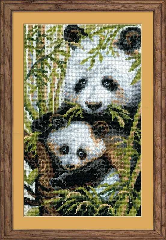 RIOLIS – Create It Yourself – Siuvinėjimo rinkinys „Panda su vaiku“ 1159 (22x38 cm)
