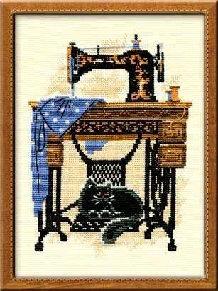 RIOLIS – Create It Yourself – Siuvinėjimo rinkinys „Katė prie siuvimo mašinos“ 857 (18x24 cm)