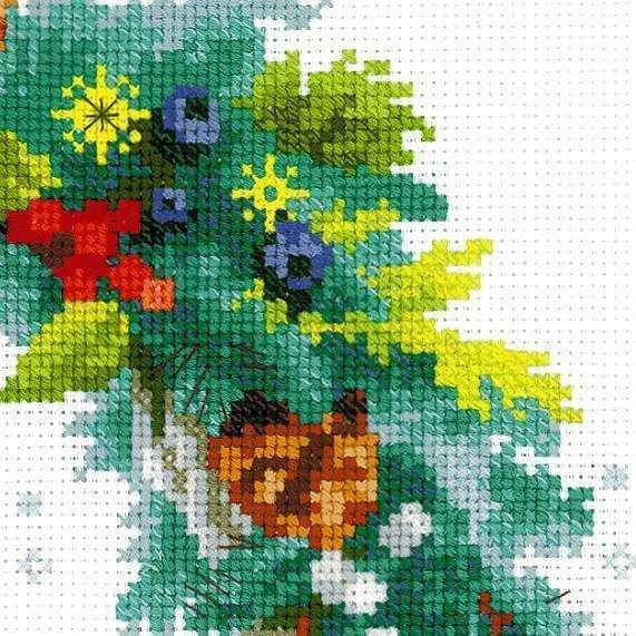 RIOLIS – Create It Yourself – Siuvinėjimo rinkinys „Vainikas su eglišakėm“ 1603 (30x30 cm)