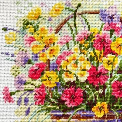 Riolis Siuvinėjimo kryželiu rinkinys „Žydinti vasara“ – gėlių krepšelis 25 x 25 cm
