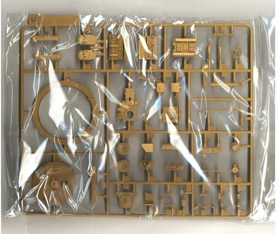 Rye Field Model Tiger I 1/35 modelis, pilnas interjeras, 4 viename (RFM-5141)