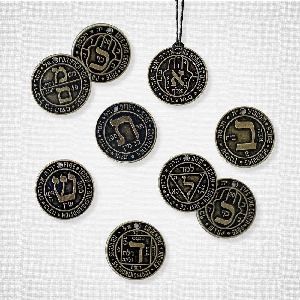 Schiffer Publishing Hebrajų Casting Lots talismanų rinkinys su kietviršiu vadovu, 11 vnt