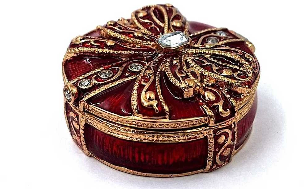 SIAM FASHION JEWELRY CO., LTD. Metalinė papuošalų dėžutė su kristalais, raudona–aukso elegantiška dovana jai