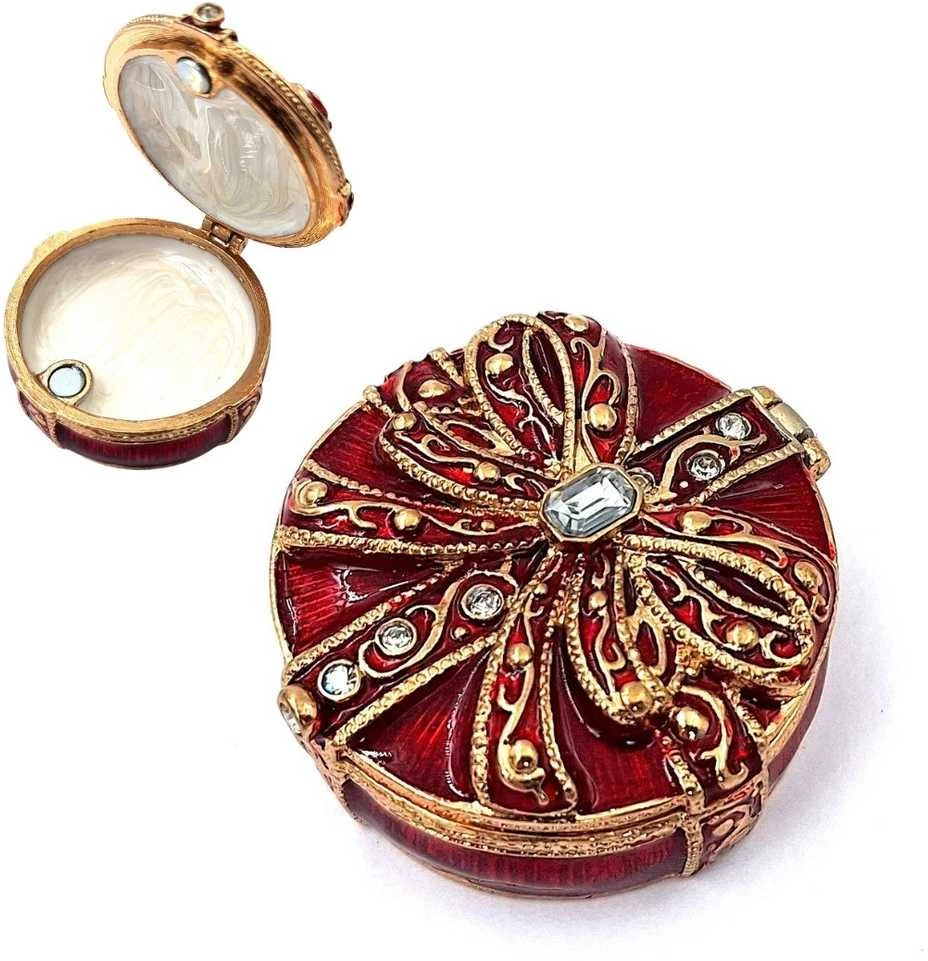SIAM FASHION JEWELRY CO., LTD. Metalinė papuošalų dėžutė su kristalais, raudona–aukso elegantiška dovana jai