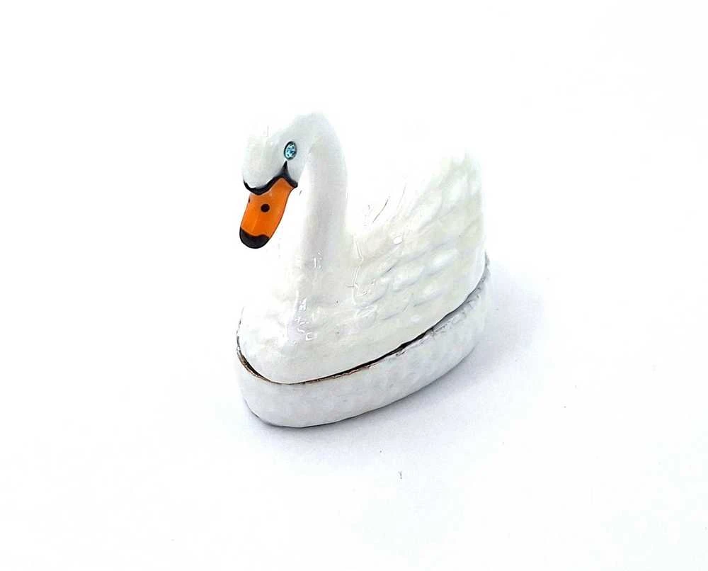 SIAM FASHION JEWELRY CO., LTD. Elegantiška metalinė dovanų dėžutė su kristalais „Gulbė“ – papuošalams