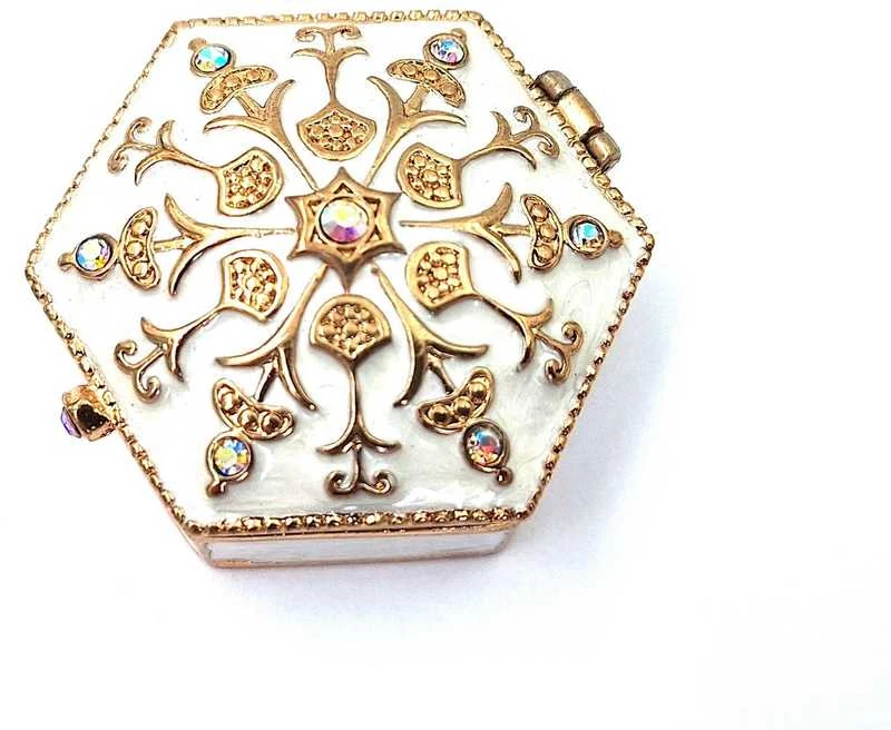 SIAM FASHION JEWELRY CO., LTD. Prabangi mini balta–aukso metalinė papuošalų dėžutė su kristalais – dovana