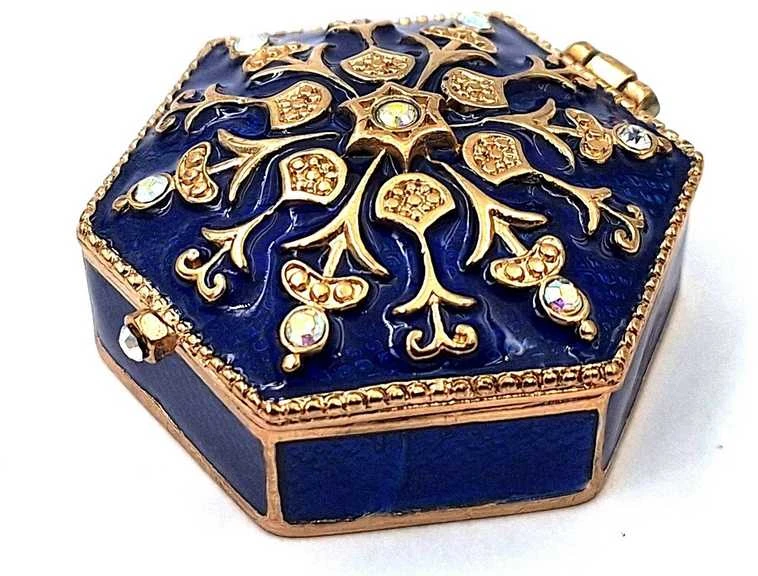 SIAM FASHION JEWELRY CO., LTD. Prabangi mėlyna–auksinė metalinė mini papuošalų dėžutė su kristalais