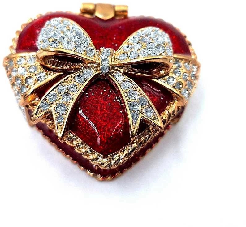 SIAM FASHION JEWELRY CO., LTD. Metalinė širdelės papuošalų dėžutė su kristalais – romantiška dovana