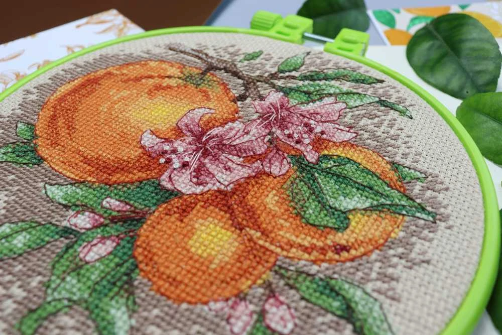 Siuvinėjimo kryželiu rinkinys „Citrusinės natos“ su lankeliu 17x17, Abris Art