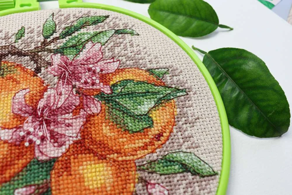 Siuvinėjimo kryželiu rinkinys „Citrusinės natos“ su lankeliu 17x17, Abris Art