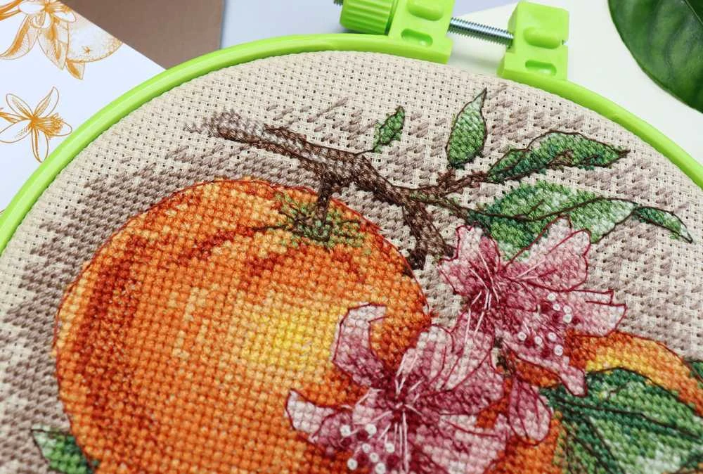 Siuvinėjimo kryželiu rinkinys „Citrusinės natos“ su lankeliu 17x17, Abris Art