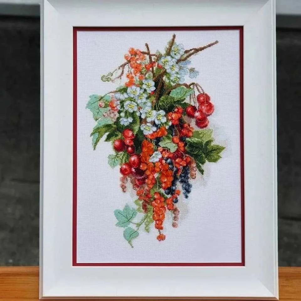 Siuvinėjimo kryželiu rinkinys "Saldžios uogos" Aida 16, 26x37 cm, Charivna Mit