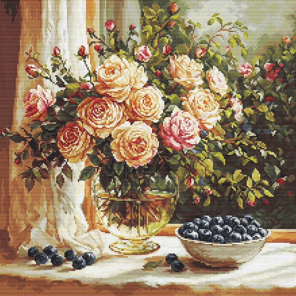 Siuvinėjimo kryželiu rinkinys Vaza su rožėmis ir mėlynėmis 22x22 cm Luca-S