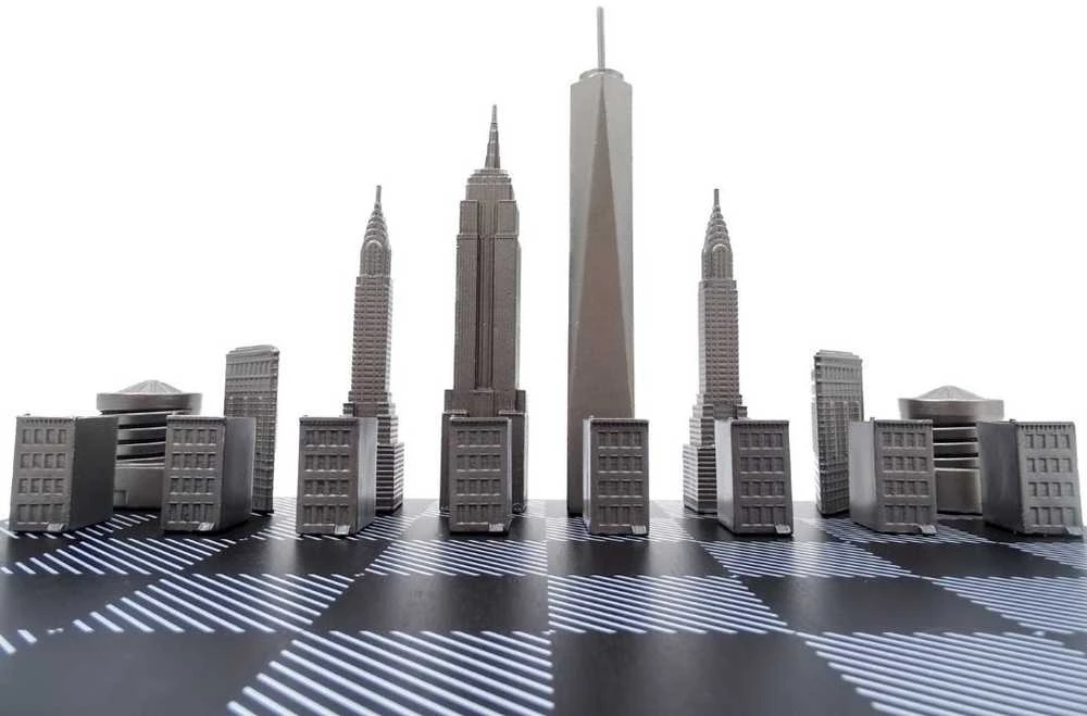 Skyline Chess Prabangus Niujorko „Skyline“ šachmatų rinkinys, nerūdijančio plieno figūros