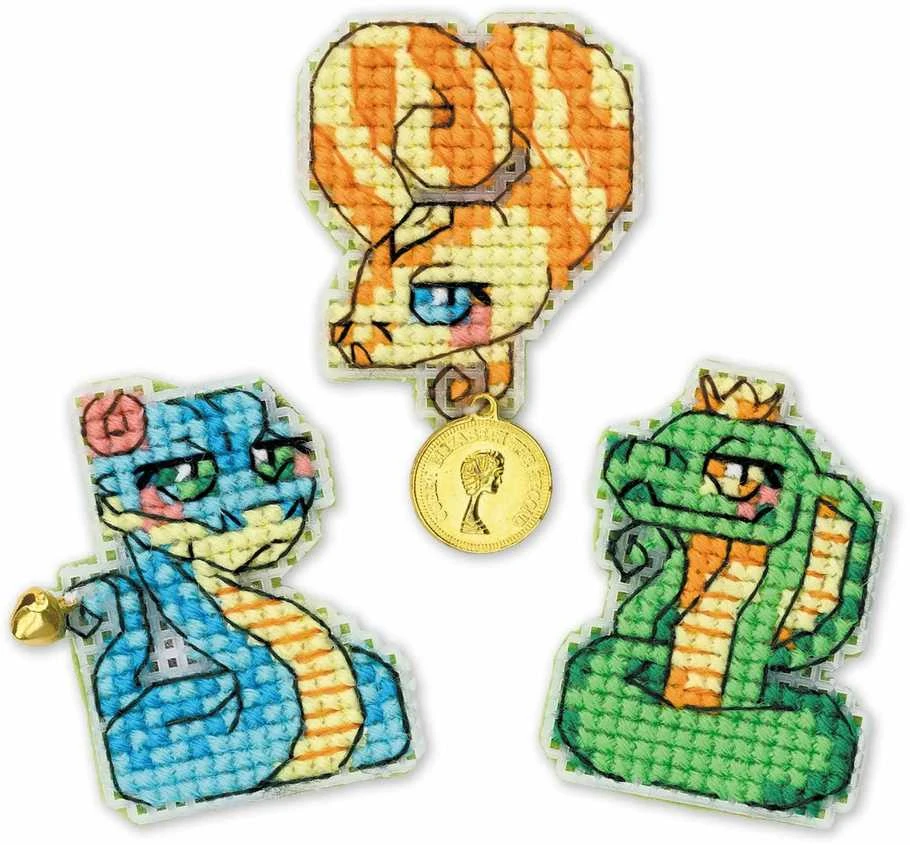 Riolis Kryželiu siuvinėjimo rinkinys ant plastikinės drobės su magnetais (3 vnt. rinkinys) „Snakelets“ 5x6,4x6,5x6 SR2219AC