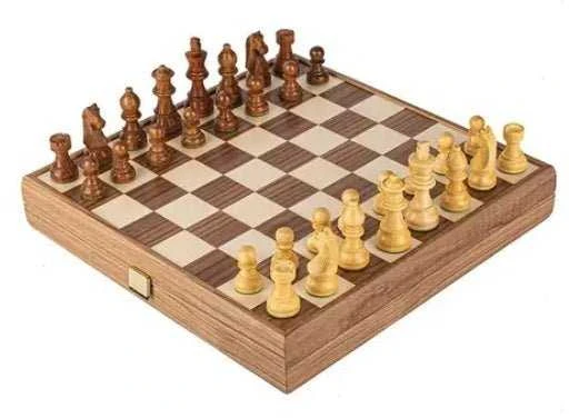 Manopoulos Staunton Walnut Medinių Šachmatų Rinkinys Su 27cm Inkrustuota Lenta